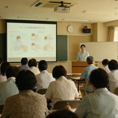 护工培训要多少钱？养老护理员培训费用与补贴政策